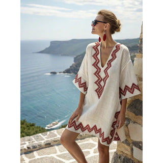 Beige Avec Broderies Rouges